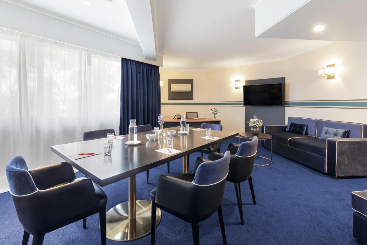 Ramada By Wyndham Diplomat Canberra Exterior photo