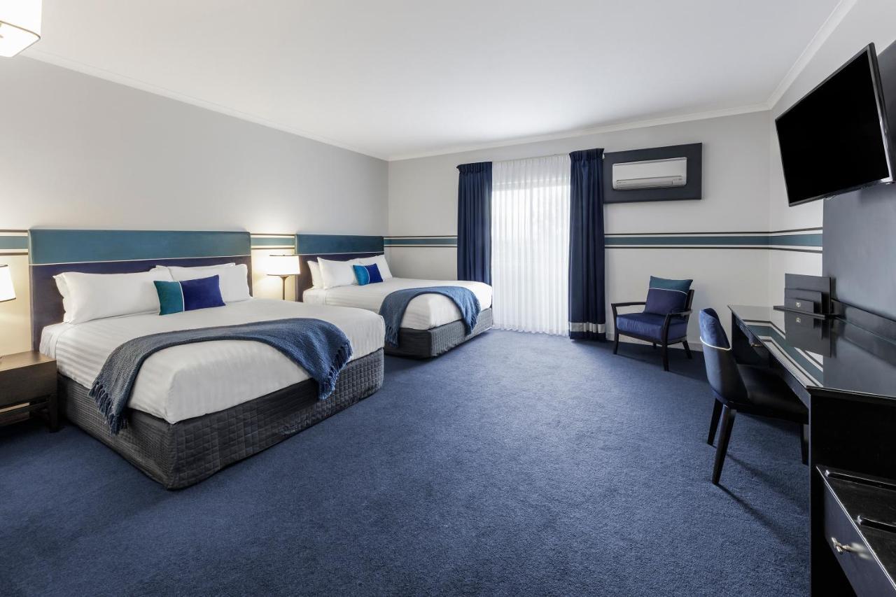 Ramada By Wyndham Diplomat Canberra Exterior photo