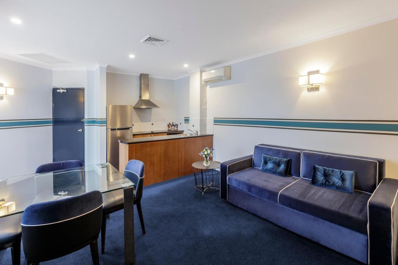 Ramada By Wyndham Diplomat Canberra Exterior photo