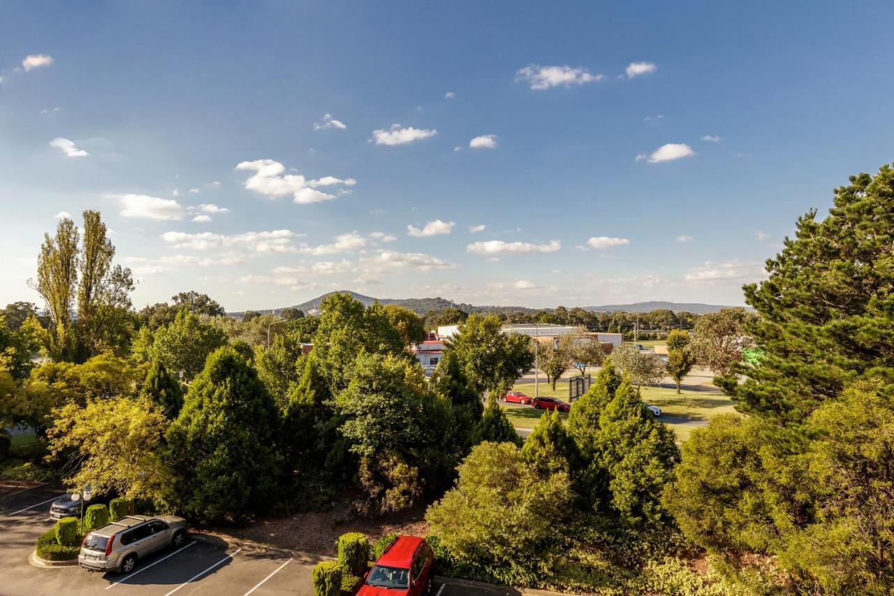 Ramada By Wyndham Diplomat Canberra Exterior photo