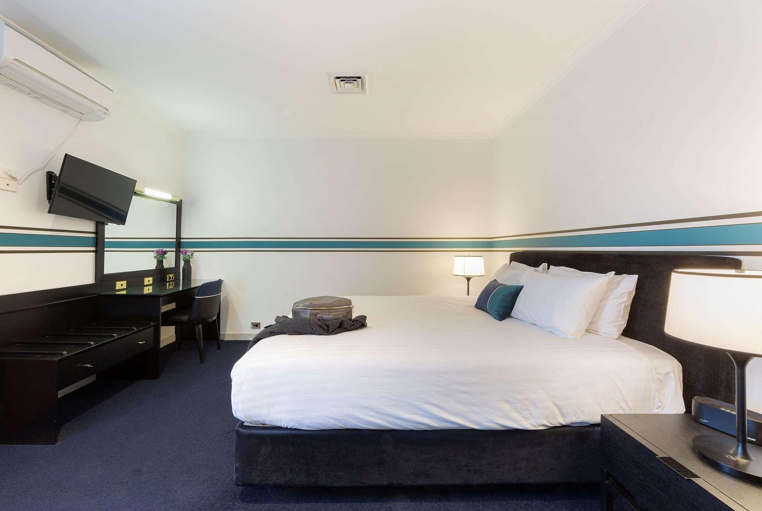 Ramada By Wyndham Diplomat Canberra Exterior photo
