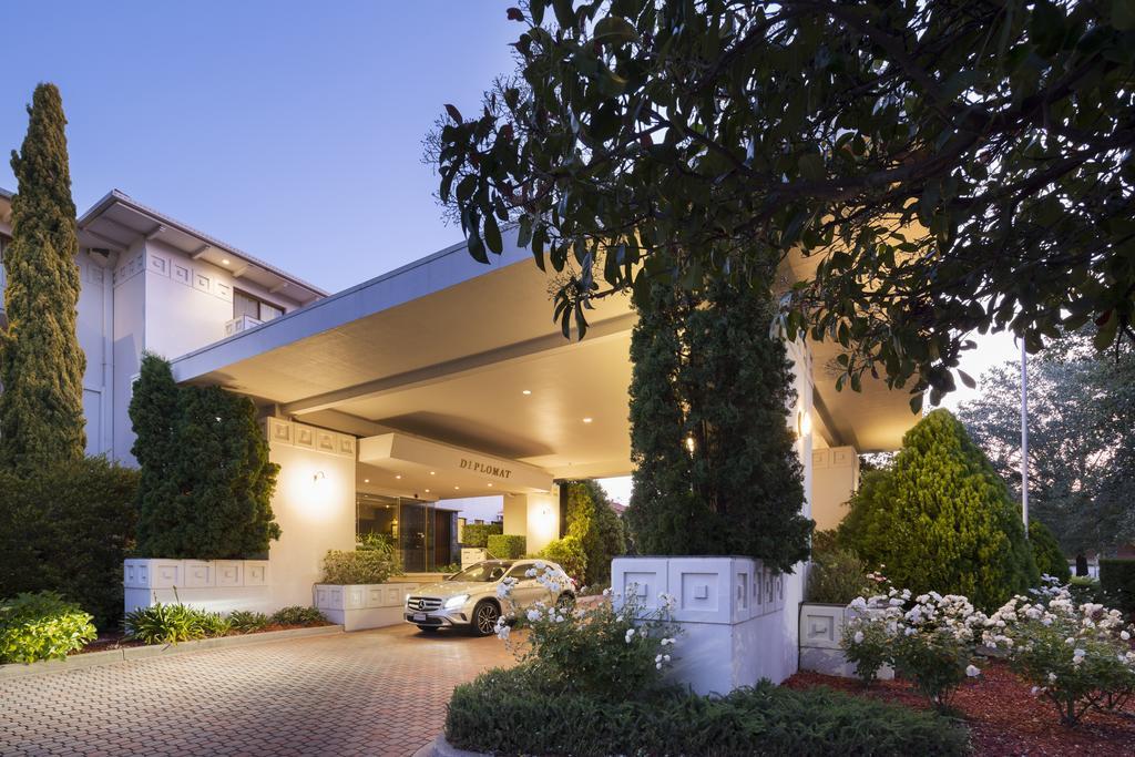 Ramada By Wyndham Diplomat Canberra Exterior photo