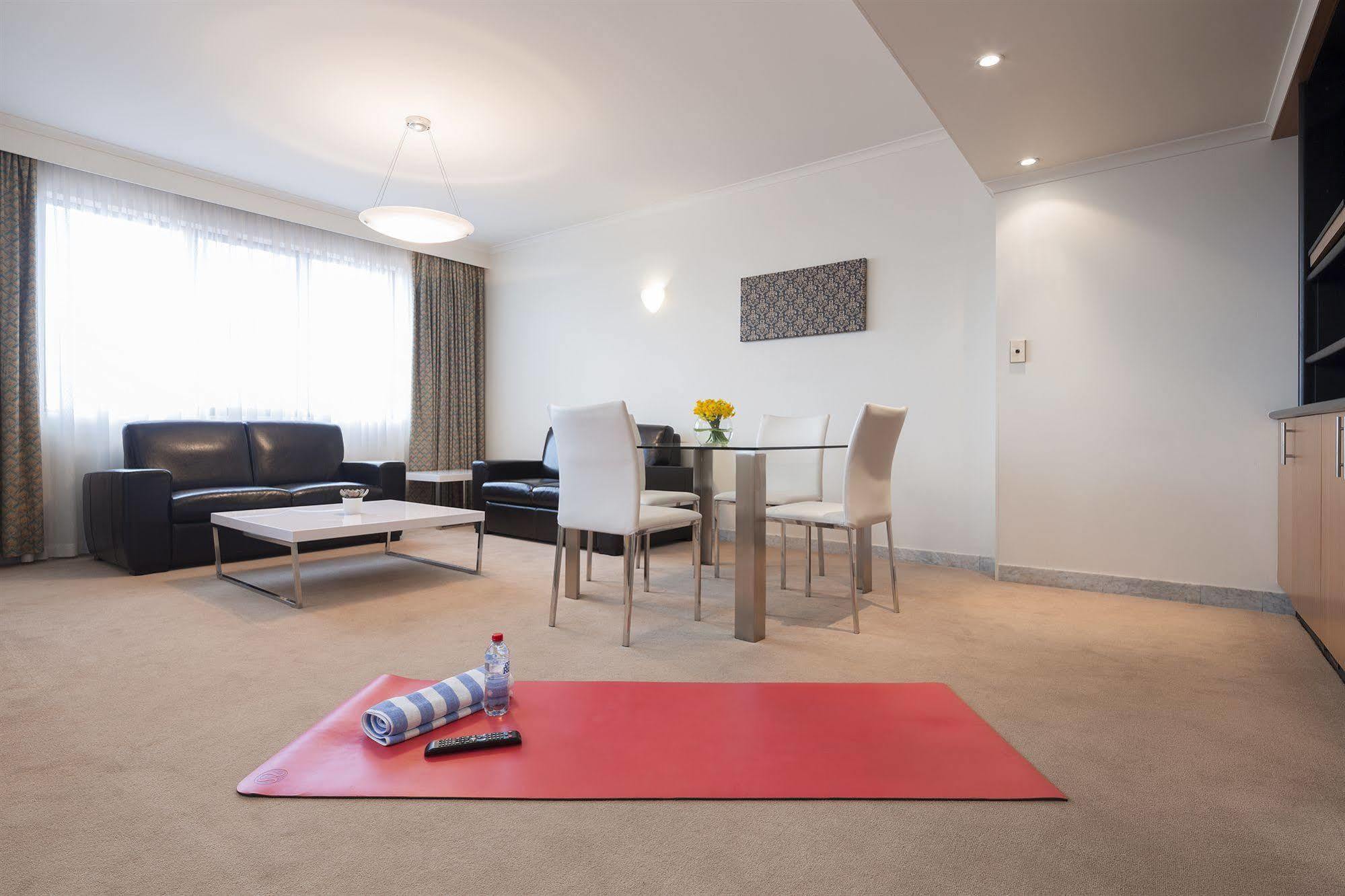 Ramada By Wyndham Diplomat Canberra Exterior photo