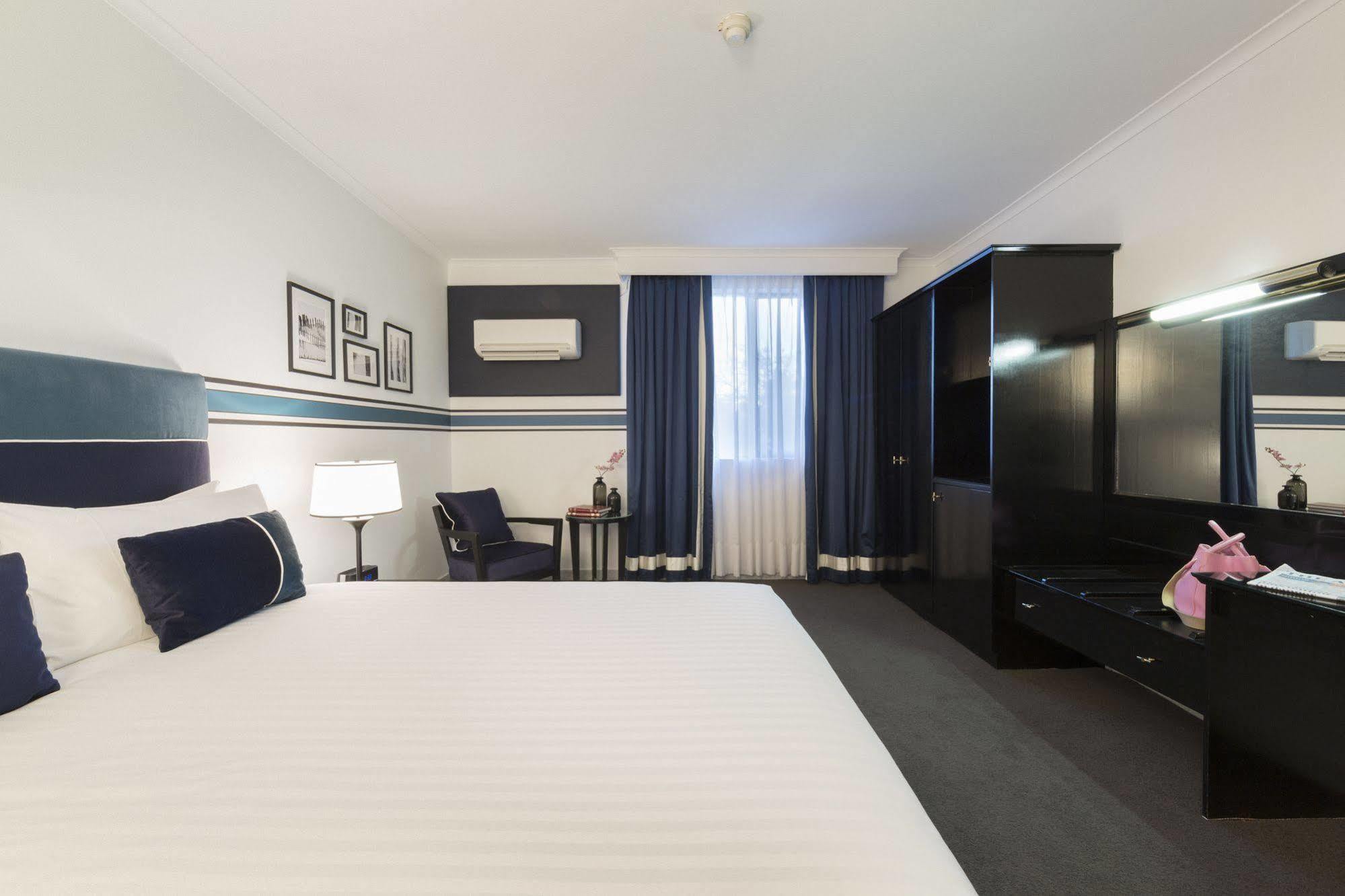 Ramada By Wyndham Diplomat Canberra Exterior photo